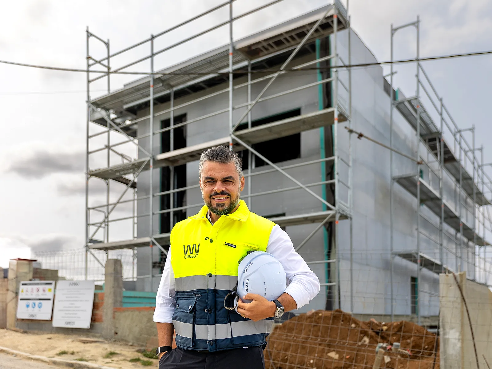 Roberto Teixeira em frente à obra do grupo em Fonte Santa