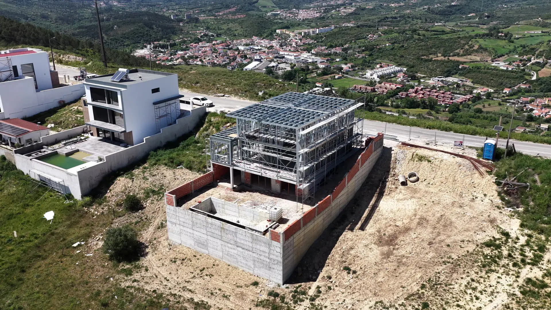 Vista aérea de moradia do grupo em construção